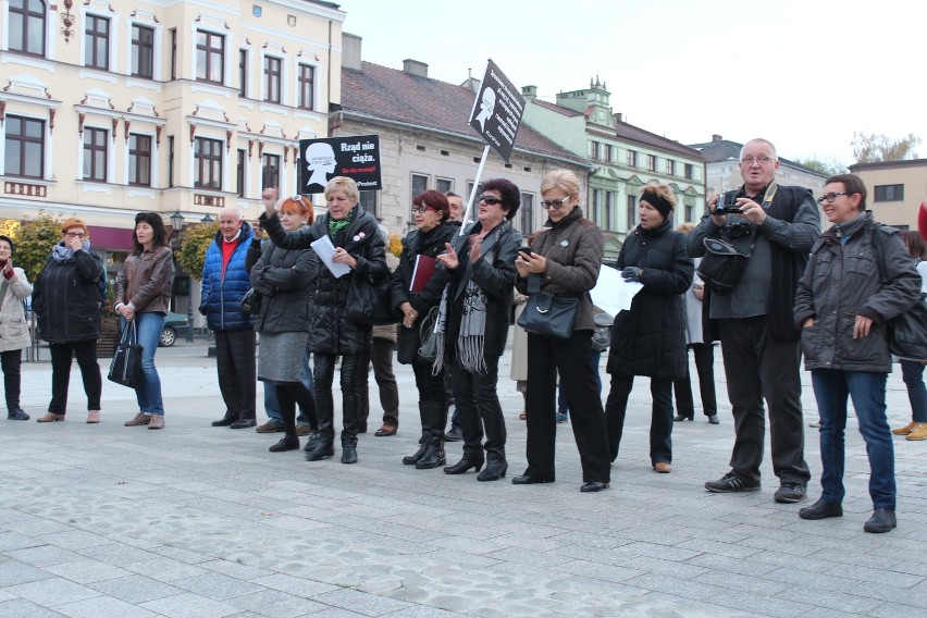 "Czarny protest" na oświęcimskim Rynku
