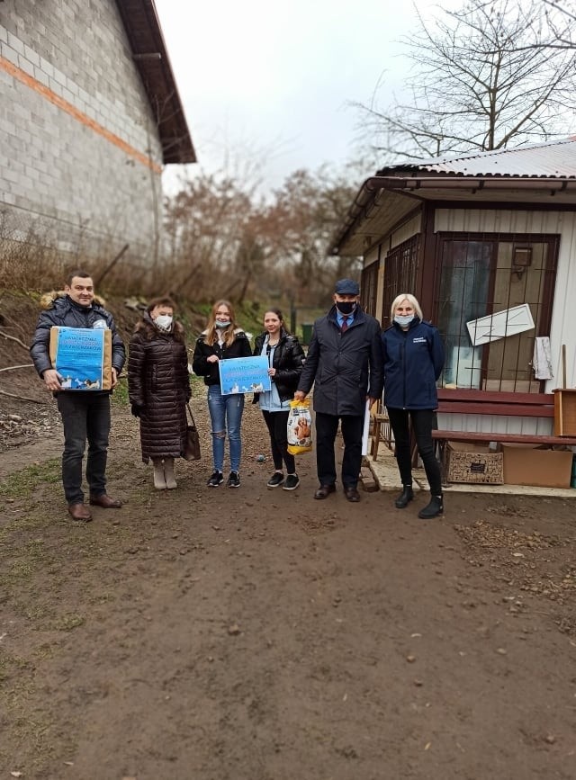 Schroniska zwierząt w Pionkach i Iłży otrzymały dary zebrane przez Starostwo Powiatowe w Radomiu i uczniów szkół