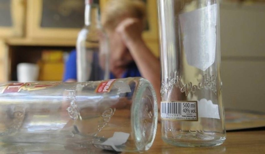 Pilnowali czwórki dzieci pod wpływem alkoholu. Wyniki badania alkomatem są zatrważające 