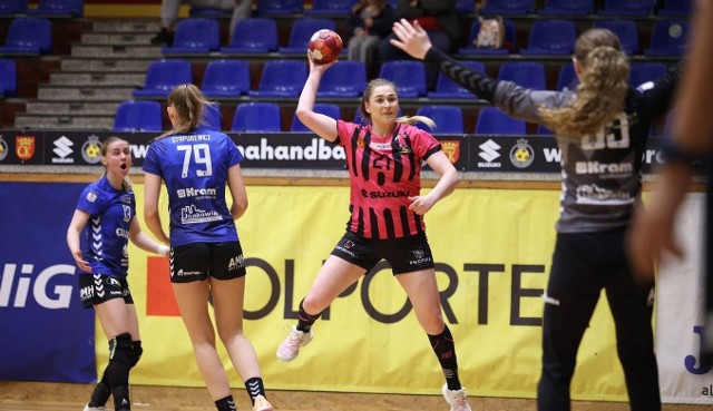 Suzuki Korona Handball Kielce przegrała ze Startem Elbląg 28:33. Na zdjęciu rzuca Magdalena Kowalczyk.