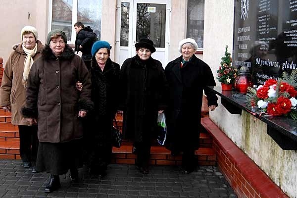 Od lewej: Zofia Zięba (z domu Kocur), Maria Bednarz (z domu Kiszka), Janina Adamkiewicz (z domu Kocur), Kazimiera Solarewicz (z domu Sarna),  Zofia Ordon (z domu Piekarz). Stoją pod tablicą "Golgota Wschodu&#8221; wmurowaną w ścianę Szkoły Podstawowej w Wietlinie. Tablica z nazwiskami Sybiraków została odsłonięta w 2007 r., w 67. rocznicę wywózki mieszkańców przysiółka Dresina na Sybir. Maria Kocurowa, umierając, prosiła, aby w każdą rocznicę zsyłki Sybiracy zamawiali mszę św. Tak będzie i w tym roku - w najbliższą niedzielę, 8 lutego.