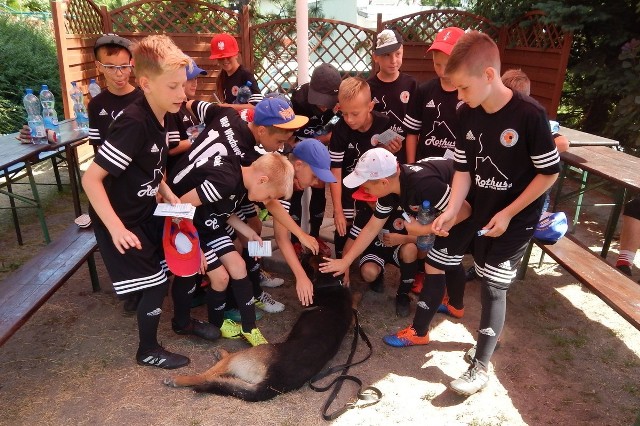 Młodzi włocławianie na obozie piłkarskim w Więcborku - w towarzystwie policyjnego psa