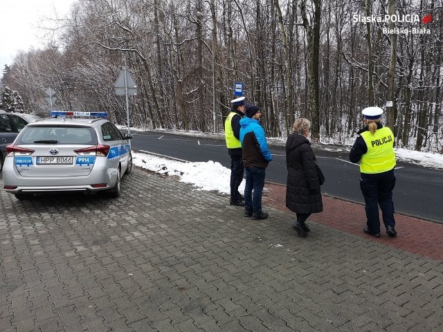 Policjanci sprawdzili ulicę, na której doszło do śmiertelnego potrącenia pieszego