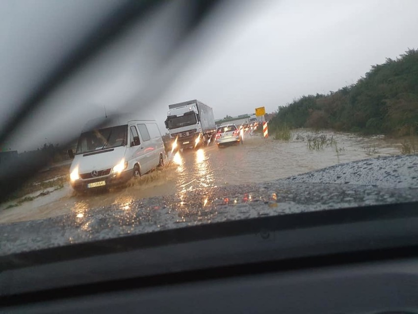 Ulewa w woj. podlaskim. Silny deszcz zalał posesje, budynki i drogi. Gdzie spadło najwięcej deszczu? (21 sierpnia 2019 r.)