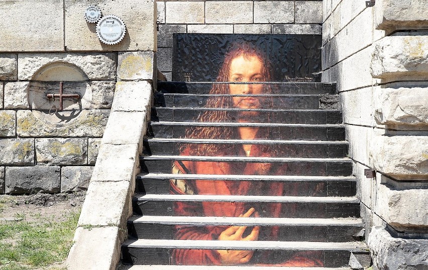 Kraków. Autroportret Dürera na schodach przy kładce Bernatka [ZDJĘCIA]