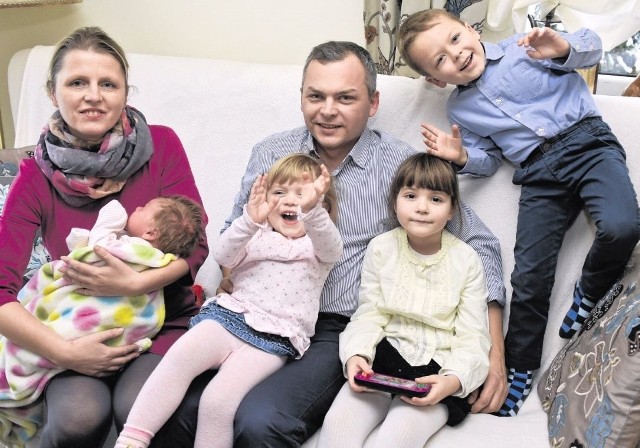 Bartuś, Natalka i mała Basia z rodzicami Markiem i Anną Skrypkami. 17 grudnia urodziła się siostrzyczka -  Antosia