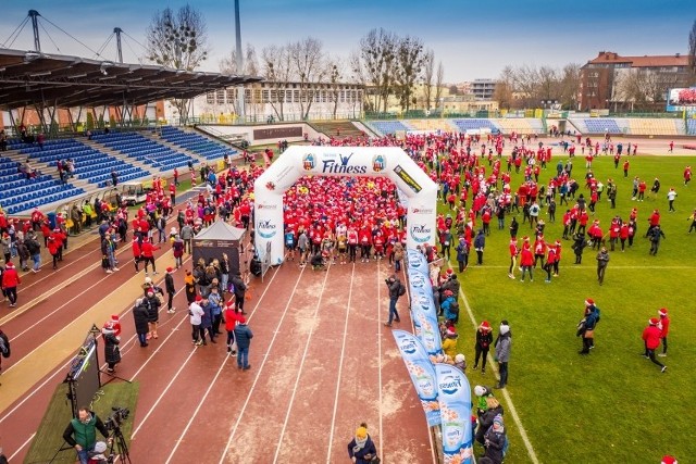 Festiwal Biegów Świętych Mikołajów na filmie z drona!