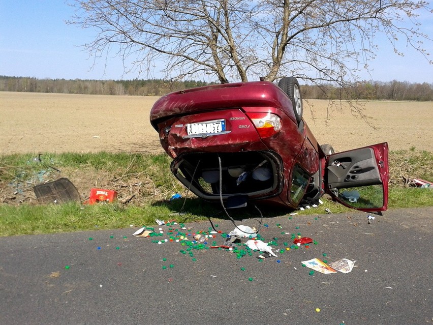 Wypadek na trasie Białogard - Stanomino. Ford mondeo dachował [zdjęcia]