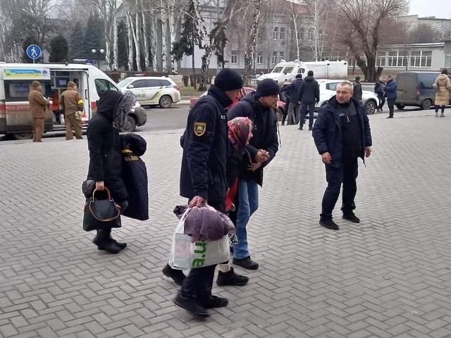 Ewakuacja mieszkańców miasteczka Wołnowacha