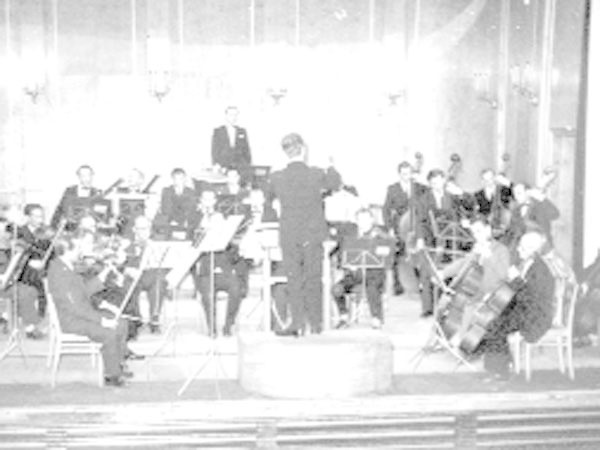 To zdjęcie z koncertu Koszalińskiej Orkiestry Symfonicznej pochodzi z roku 1958. Muzycy grali w muszli koncertowej, która znajdowała się w obecnej sali kina Kryterium. 