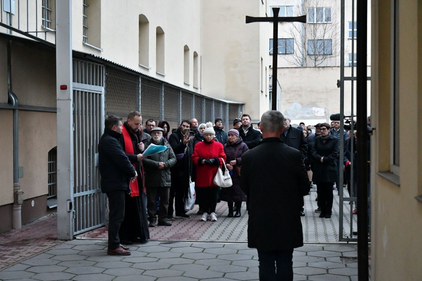 Łatwo jest mówić o dźwiganiu krzyża. O tym, że każdy musi go...