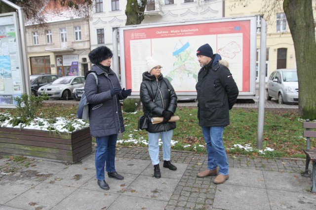 Tylko dwie osoby nie wystraszyły się chłodu i wybrały się na zwiedzanie miasta z przewodnikiem Anną Grzeszną-Kozikowską