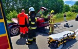 Poważny wypadek na drodze w Kramarzynach. Pogotowie lotnicze pospieszyło z pomocą