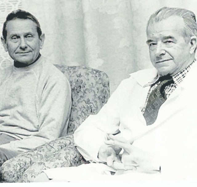Prof. Józef Musiatowicz (z lewej) z prof. Stefanem Soszką. Obaj poczynili wiele zasług dla rozwoju białostockiej Kliniki Ginekologii
