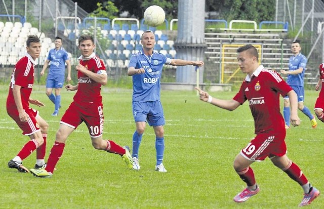 W ostatnim meczu ligowym Hutnika (niebieskie stroje) i Wisły II zwyciężyła (4:2) ekipa z Nowej Huty.
