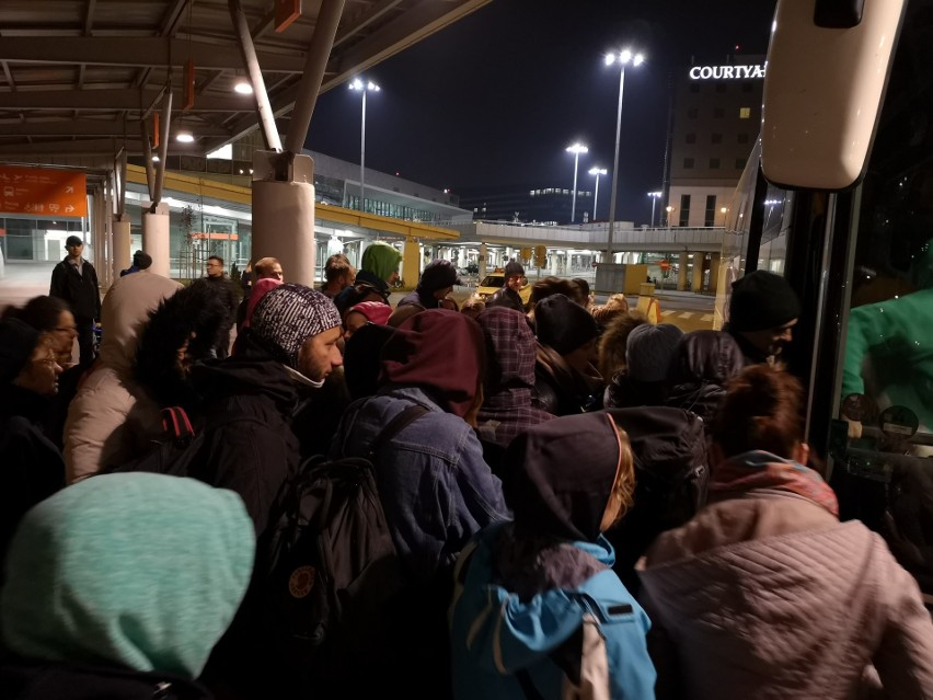 Duże problemy z lądowaniem i wylotami samolotów z Balic. Mgła zmienia plany pasażerów [1.11]