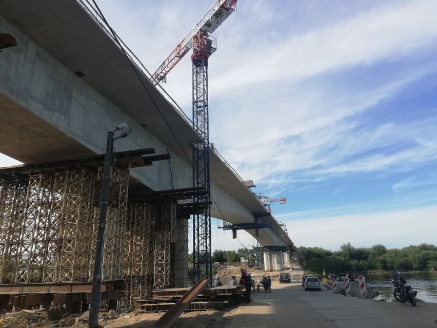 Borusowa. Budowa mostu na Wiśle nie zwalnia tempa. Powstaje imponujący obiekt, a roboty mają się zakończyć jeszcze w tym roku [ZDJĘCIA]