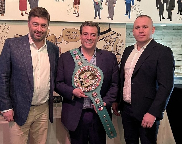 Na zdjęciu (od lewej) Andrzej Wasilewski, Mauricio Sulaimán (prezydent WBC) i Łukasz Różański podczas konwentu WBC