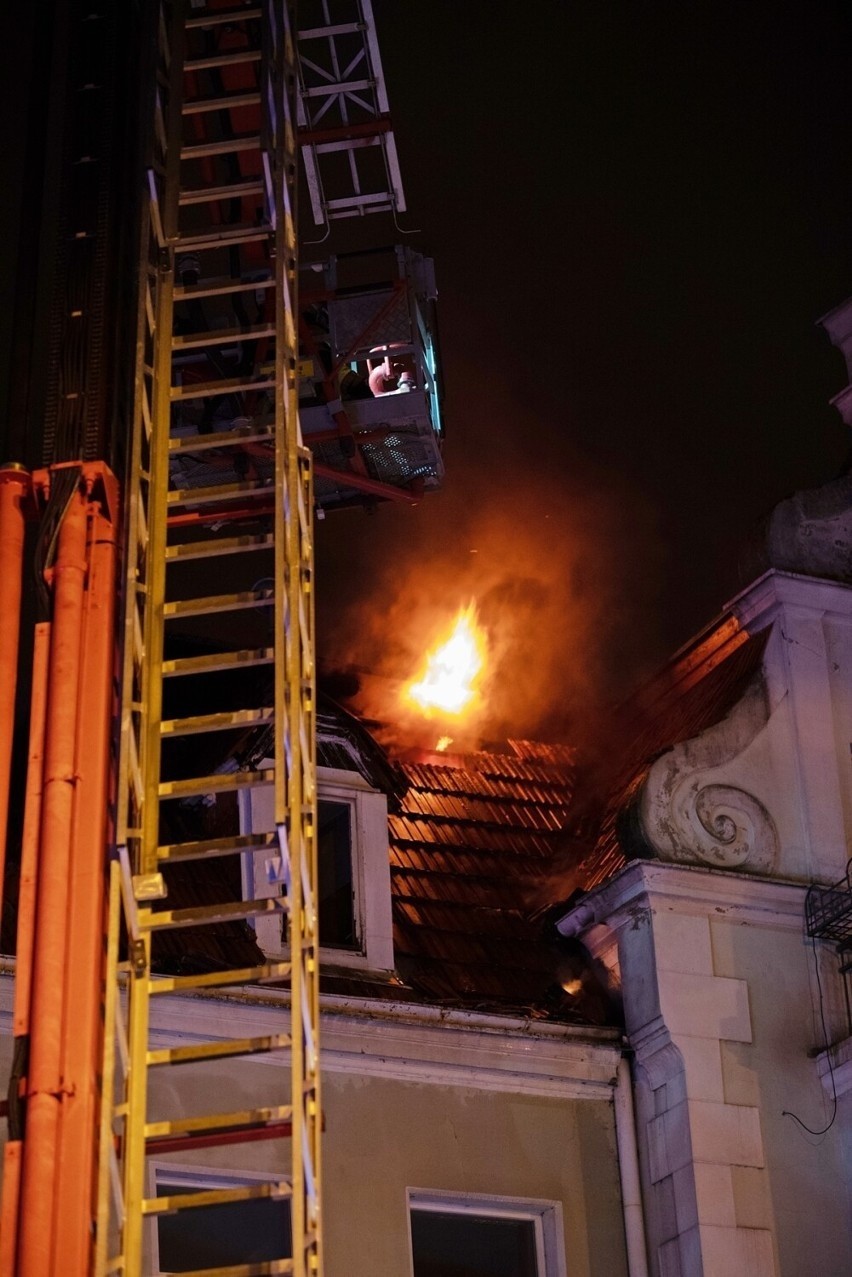 Kwidzyn. Strażacy gasili pożar dachu kamienicy przy ul. Kościuszki. Wszystkie 6 rodzin musiało skorzystać z lokali zastępczych