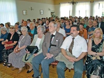 W pierwszych rzędach potomkowie bohaterów opisanych w zbiorze opowiadań "Róże pod śniegiem" Fot. Zbigniew Wojtiuk