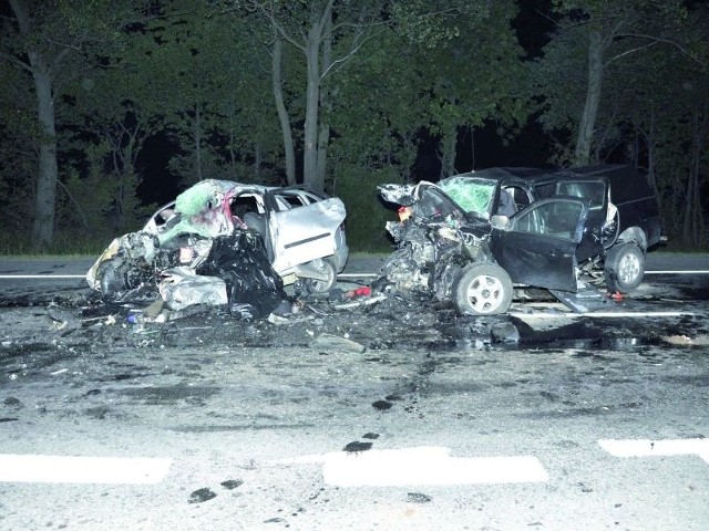 Tatary. Wypadek śmiertelny. Do wypadku w Tatarach na krajowej siódemce doszło wczoraj kilka minut po północy. Z ustaleń śledczych wynika, że kierowca seata zjechał na przeciwny pas jezdni wprost a terenową tatę.