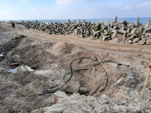 Od września tego roku na plaży w Mielnie, na blisko 3-kilometrowym odcinku, firma Hydrobudowa z Ustronia Morskiego, która wygrała przetarg, wymienia wszystkie drewniane, poniemieckie ostrogi oraz naprawia istniejące i buduje nowe opaski brzegowe.