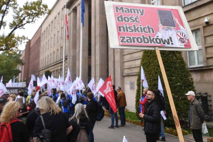 Protest nauczycieli pod MEiN