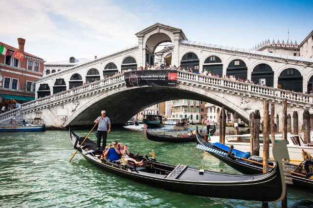 „Bilet do Wenecji” miał zostać wprowadzony od połowy stycznia 2023 i kosztować do 14 euro. Na razie pomysł burmistrza Luigi Brugnaro został przełożony – po raz kolejny  –  a mieszkańcy miasta planują protesty. Czemu władze Wenecji chcą pobierać dodatkowe opłaty od turystów?