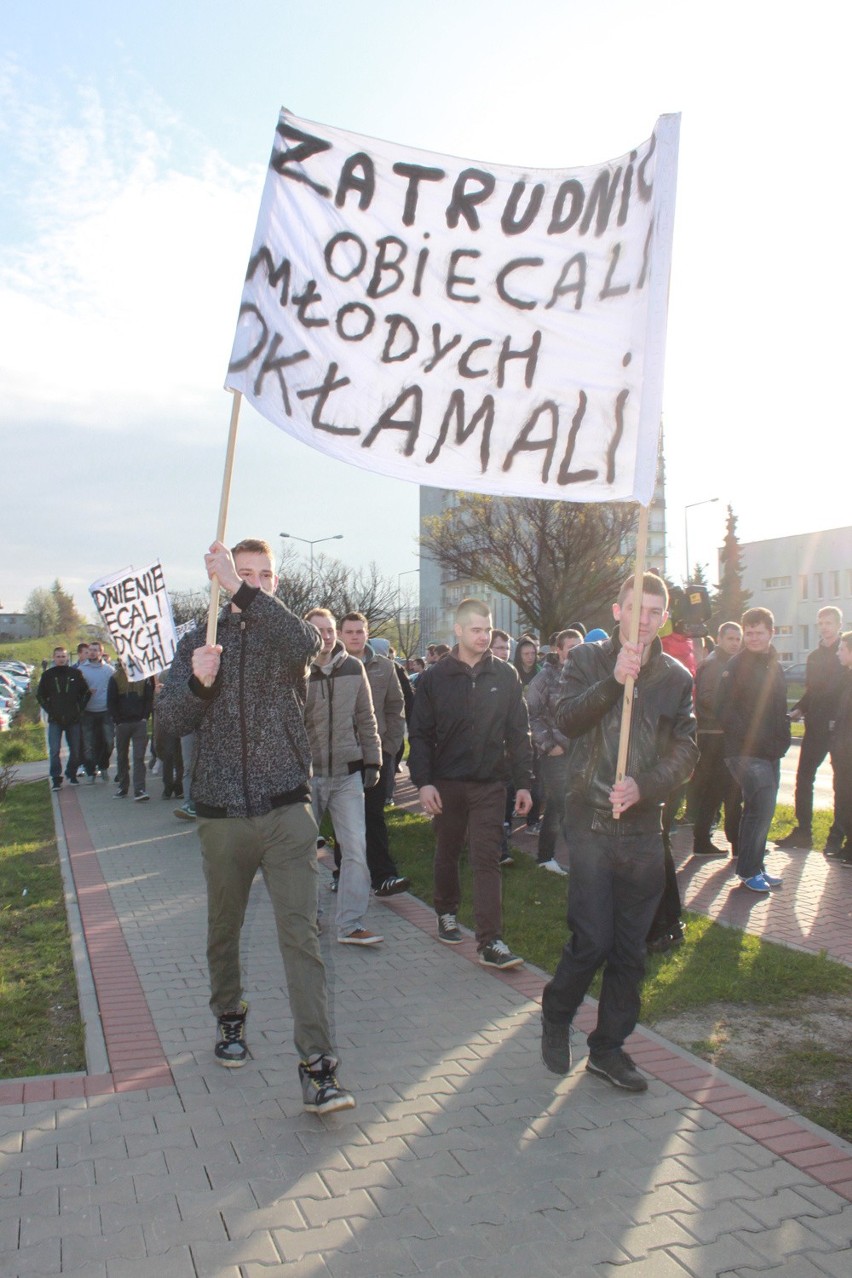 Absolwenci klas górniczych pikietowali przed siedzibą JSW.