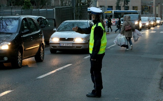 Kilkanaście tysięcy policjantów czuwało nad bezpieczeństwem pieszych, kierowców i pasażerów