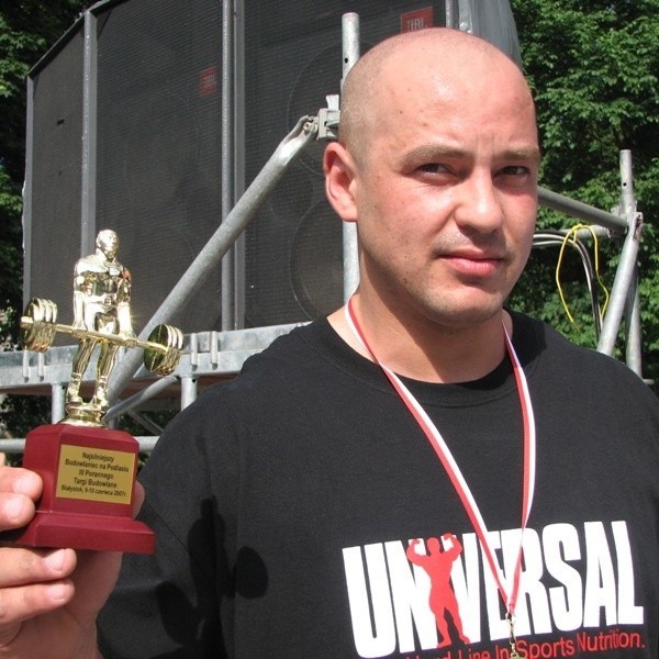 Grzegorz Prokopczyk z firmy Yuniversal Podlaski podniósł 12 cegieł