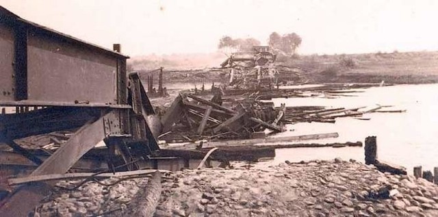 7 września 1939. Zburzony most w Wiźnie.
