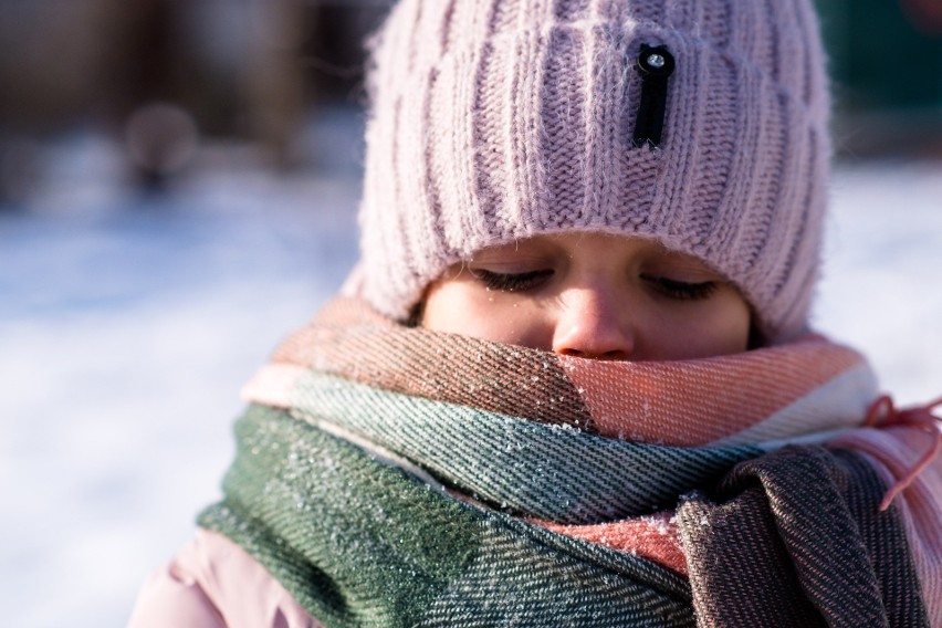 Ból gardła zimą może być spowodowany podrażnieniem, którego...