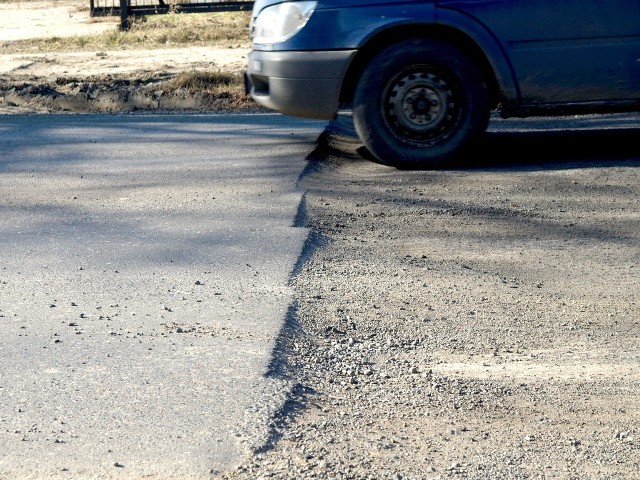 Najbardziej dziurawy obecnie odcinek ul. Morskiej, z poprzecznymi, głębokimi nierównościami powstałymi podczas prac budowlanych, zostanie naprawiony "czasowo".