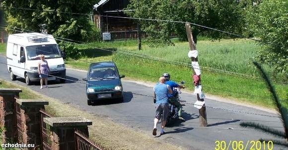 Motocyklista zaplatał się w druty i miał problem z wyjazdem.