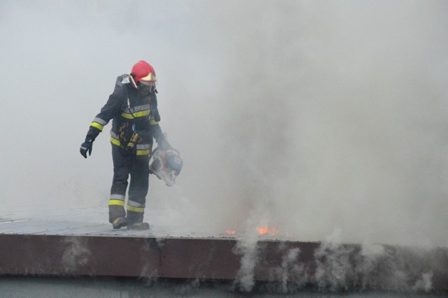 Do pożaru doszło po godzinie 12 w budynku przy ulicy Szczecińskiej w Koszalinie (okolice skrzyżowania z ulicą Mieszka I). Nie wiadomo jak doszło do pożaru, na miejscu pracują strażacy, jest również policja. Ze wstępnych informacji wynika, że nikt nie został ranny. AktualizacjaDo pożaru doszło w budynku, w którym mieści się sklep meblowy. Na dachu budynku trwały roboty dekarskie. Ogień pojawił się pomiędzy dachem a sufitem. Gaszenie pożaru było utrudnione ze względu na metalową konstrukcję dachu. W chwili wybuchu pożaru w budynku było siedem osób, wszystkie wyszły same na zewnątrz. Straty  nie są obecnie  znane.
