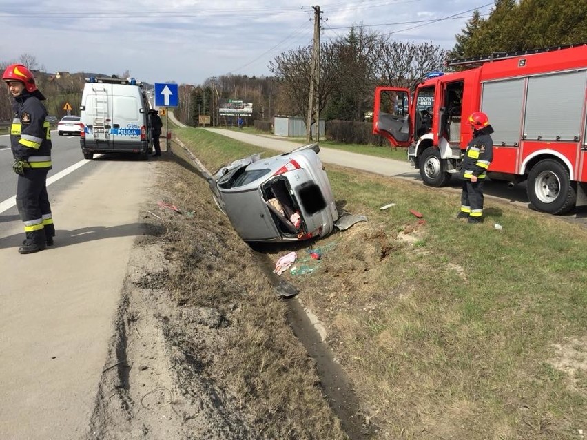 Myślenice. Dachowanie przy zakopiance. Wyglądało groźnie