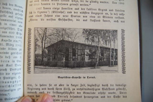 Jedyne zdjęcie kaplicy z ul. Moniuszki udało nam się znaleźć w wydanej w latach 30. niemieckiej książce o baptystach w Polsce