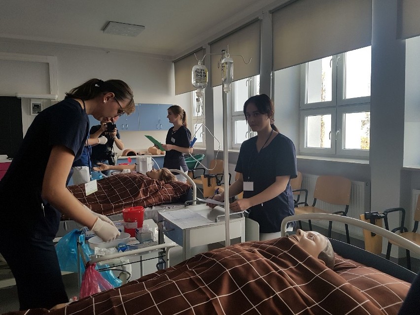 Pielęgniarki i położne w Kielcach mają Centrum Symulacji Medycznej. Mogą uczyć się na inteligentnych fantomach  