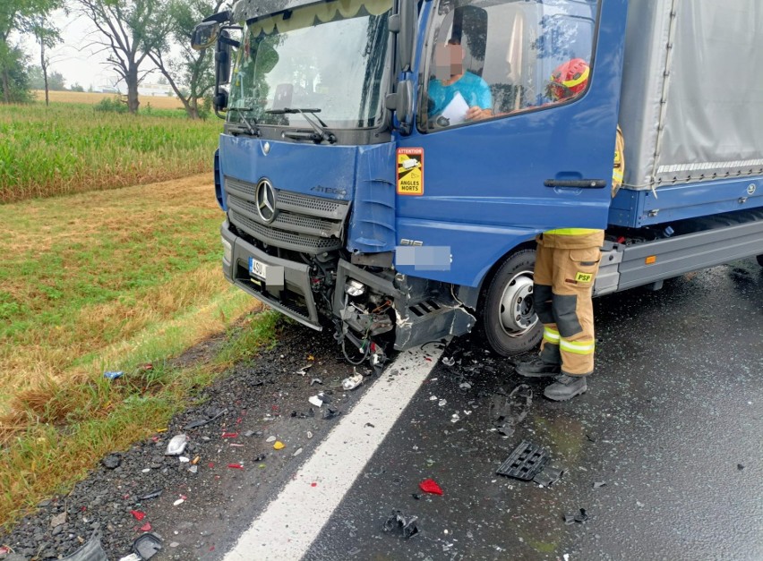 Kierowca ciężarowego mercedesa nie zachował ostrożności i...