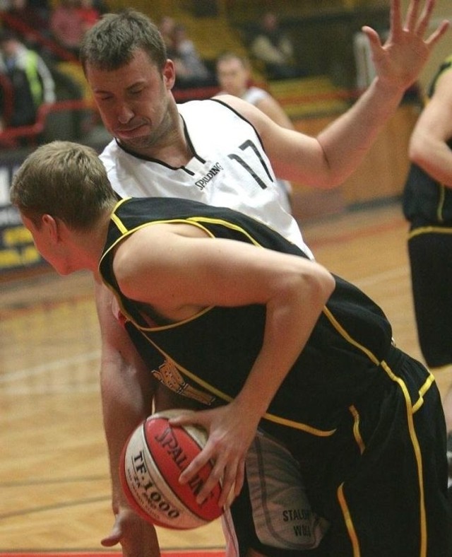 Koszykarze Stali Stalowa Wola (z numerem 17 Tomasz Andrzejewski, obok Mateusz Kostrzewski) po wygranej z Prokomem II Sopot zapewnili sobie udział w play off o ekstraklasę.