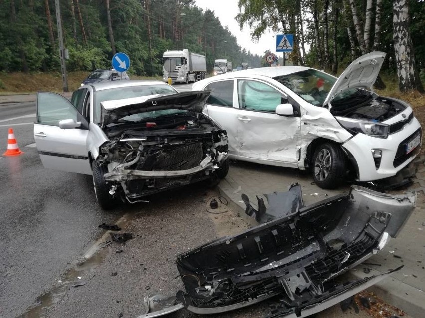 Chwaszczyno: zderzenie dwóch samochodów na drodze krajowej nr 20 i ul. Tuchomskiej [ZDJĘCIA] 