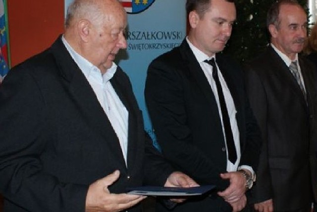 Wyróżnieni trenerzy, od lewej: Wiktor Pyk i Sebastian Bątor (obaj ze Stelli Kielce) oraz Czesław Zaborski ze Znicza Chęciny. 