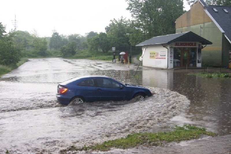 Rozlewisko na ul. Marysińskiej. W tę stronę kierowcy się...