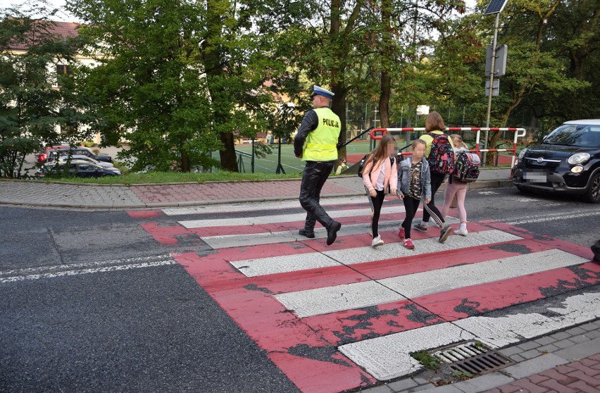 Akcja Bezpieczna droga do szkoły z udziałem policjantów i...