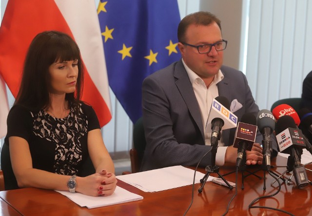 - Budżet został wykonany niemal perfekcyjnie  - mówi Radosław Witkowski, na zdjęciu z wiceprezydent Katarzyna Kalinowska.