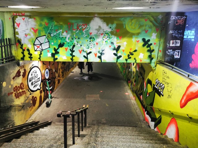 Murale i grafitti w przejściu pod torami na Wojewódzką w Katowicach jesienią 2021