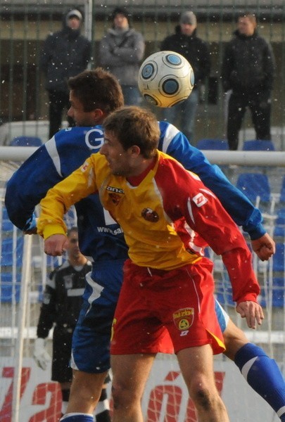 W pierwszym meczu wiosny GKP Gorzów (na niebiesko) zremisował u siebie ze Zniczem Pruszków 2:2
