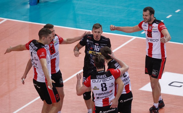 Asseco Resovia pokonała we własnej hali Lotos Trefl Gdańsk 3:0 (25:22, 28:26, 25:20).