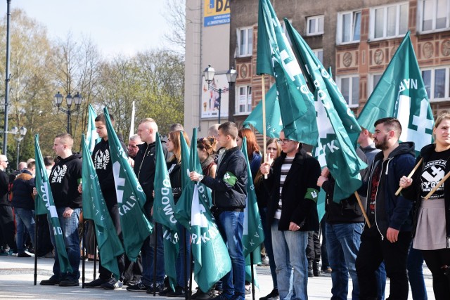 Powodem do organizacji akcji: Białystok wolny od nienawiści jest kwietniowa manifestacja ONR-u w naszym mieście (na zdjęciu).  Narodowcy byli m.in. w katedrze i na kampusie politechniki. W czasie tej wizyty zagraniczni studenci zostali poproszeni o pozostanie w swoich pokojach. Dla własnego bezpieczeństwa. Sprawa była szeroko komentowana w całym kraju.